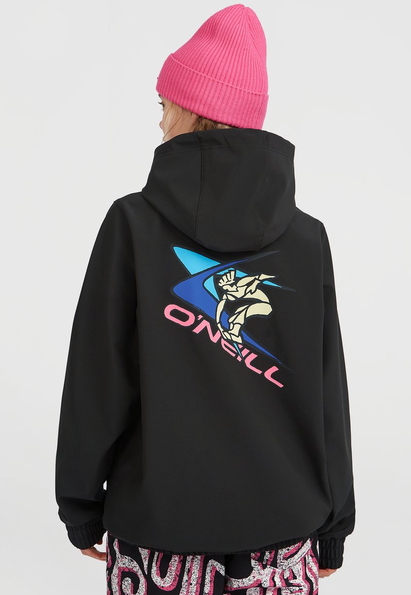 Zwarte hoodie met levendige grafische details en logo op de achterkant. Ribgebreide manchetten, ontworpen voor een casual pasvorm. Felroze muts gedragen.