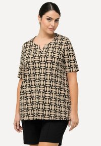 Ulla Popken ALLOVER SHORT SLEEVE SPLIT NECK  - Triko s potiskem - black