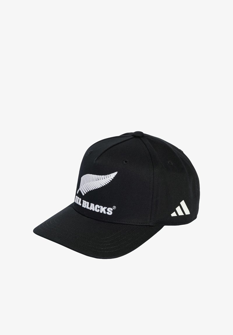 Cappello nero in tessuto con logo di felce ricamato bianco e testo "ALL BLACKS" sul fronte, con strisce bianche sui lati.