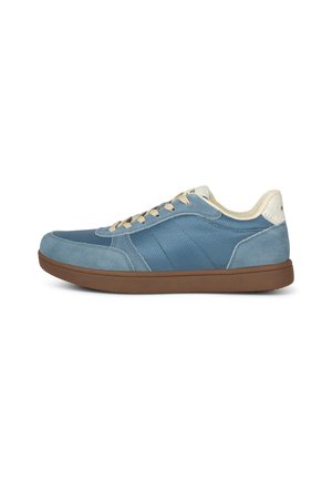 Blauer Sneaker aus einer Mischung von Wildleder und Mesh, mit einer braunen Gummisohle, beigen Schnürsenkeln und einem cremefarbenen Akzent an der Ferse.