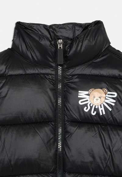 Črnen puffer brezrokavnik z visokim ovratnikom, zadrgo in embosiranim medvedjim logotipom z besedilom "Moschino" spredaj. Gladka, odsevna tekstura.