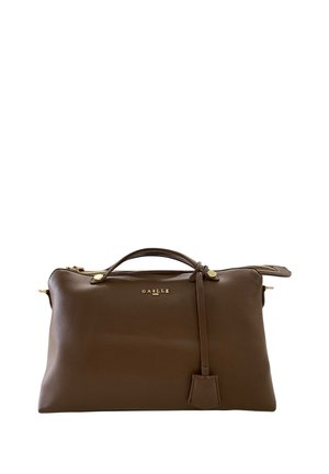 Borsa clutch in pelle marrone con manico superiore, cerniera dorata, piccolo pendaglio in pelle e logo "GAELLE PARIS" in lettere dorate.