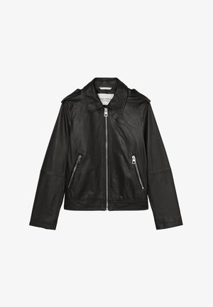 Giacca di pelle nera con colletto arrotondato, chiusura con zip frontale, due tasche laterali e spalline. Texture liscia e design aderente.