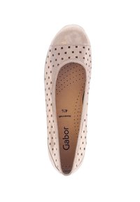 Beige balletflat met een geperforeerde bovenkant en vierkante uitsparingen. Gladde neus en gevoerde inlegzool met het merklogo erin gedrukt.