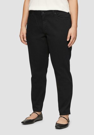 Zwarte katoenmix broek met een rechte pasvorm, vijf-pocket ontwerp en een voorknopsluiting, gecombineerd met zwarte platte schoenen.