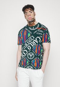 Carlo Colucci BIG LETTERS UNISEX - T-shirt estampada - green