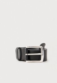 Melnas ādas josta ar sudraba metāla kvadrātveida sprādzi, gluda tekstūra un kārtīgi izšūtas malas. Minimālistisks dizains.