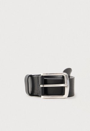 Schwarzer Ledergürtel mit einer silbernen, quadratischen Metallschnalle, glatter Textur und sauberen Nähten entlang der Kanten. Minimalistisches Design.