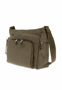 Borsa a spalla marrone con texture, dotata di tracolla regolabile, tasca frontale con zip e scomparto laterale con zip, isolata su sfondo bianco.