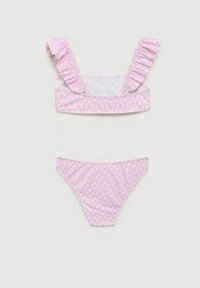 Pinkki bikinit, joissa on rypytetty bandeau-toppi kukkakuviolla ja vastaavat matalavyötäröiset alaosat. Valmistettu sileästä, joustavasta kankaasta.