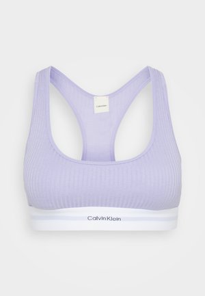 Sutien sport din lavandă, cu textură ribbed și design racerback larg. Dispune de o bandă albă cu logo-ul Calvin Klein. Textură netedă, formă ajustată.