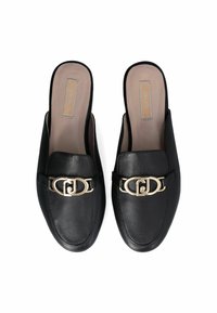 Mules en cuir noir à enfiler avec bouts ronds, présentant un accent en double anneau en métal doré sur le devant et une semelle intérieure en beige doux.