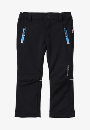 Czarne spodnie softshell z elastycznym paskiem w talii, dwoma zapinanymi na zamek kieszeniami z niebieskimi akcentami, odblaskowymi detalami oraz logo marki na nodze.