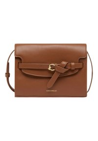 Hnědá kožená kabelka přes rameno s klopou, zlatým kováním, staženým detailem na pásku a potiskem značky na přední straně.