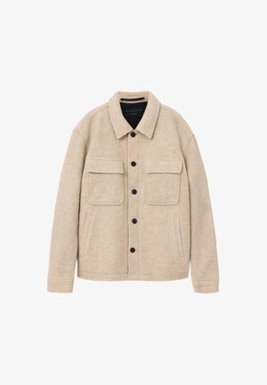 Veste en laine beige avec col chemise, deux poches poitrine et poches latérales. Dotée de boutons noirs et d'une finition douce et texturée.
