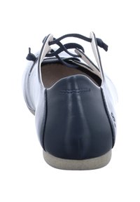 Ballerines en cuir bleu marine avec un bout rond, un petit talon et des lacets fins à la cheville ; texture lisse avec peu de détails de couture.