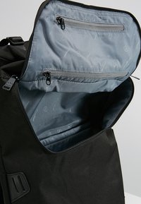 Doughnut CHRISTOPHER - Dnevni ruksak - black