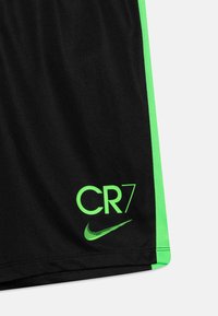 Mustat urheilushortsit, joissa on vihreät sivustakkaustukset. Varustettu "CR7"-logolla ja Nike-tikulla neonvihreänä. Valmistettu kevyestä ja hengittävästä materiaalista.