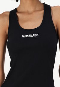 Melnā ribota topiņa ar apaļu kakla izgriezumu; priekšpusē ir balta izšuvuma uzraksts "PATRIZIA PEPE". Mīksta tekstūra un pieguloša piegriezuma dizains.