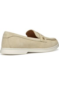 Scarpa scamosciata beige slip-on con punta arrotondata, dettagli cuciti e accentuazione con bottone decorativo. Presenta una suola in gomma bianca per il comfort.