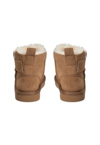 Bottines en daim marron avec doublure en fourrure crème, brides ajustables en Velcro et semelles en caoutchouc plates, vues de dos.