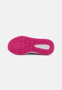 Semelle de chaussure de couleur rose vif avec des motifs de grip texturés et une accentuation blanche. Matériau durable pour une traction améliorée.