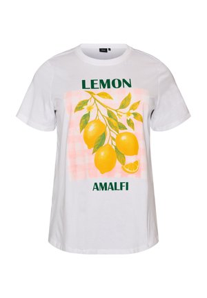 Hvid T-shirt med print af en gul citrongren, grønne blade og grøn tekst med ordene "LEMON" og "AMALFI" på en lyserød ternet baggrund.