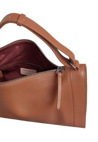 Bolso de mano de cuero marrón con superficie texturizada, que cuenta con un cierre de cremallera y un interior de tela burdeos. Acentuado con una correa duradera.