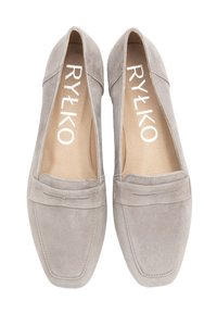 Mocassini in suede grigi con tacco basso, caratterizzati da un dettaglio a striscia e da un design aperto. L'interno presenta una soletta beige.