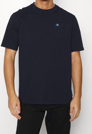 Marineblaue T-Shirt aus Baumwolle, mit Rundhalsausschnitt, kurzen Ärmeln und einer Brusttasche mit einem kleinen blauen Logo.