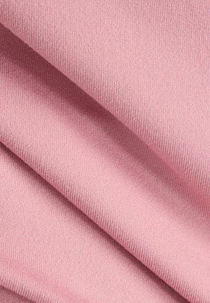 Tessuto lavorato a maglia di un morbido rosa, finemente texturizzato con motivi di cucitura visibili. Multiple pieghe creano profondità, evidenziando l'elasticità e la morbidezza del materiale.