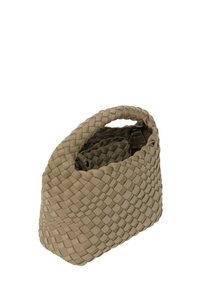 Borsa intrecciata in materiale beige tenue; forma strutturata con manico arrotondato; presenta una parte superiore aperta e un interno foderato con dettagli di cucitura.