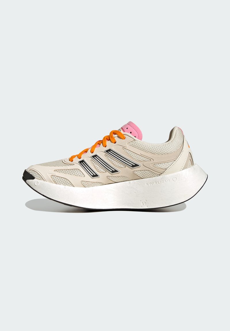 Beiger Laufschuh aus Mesh mit schwarzen Streifen, orangefarbenen Schnürsenkeln und einem pinken Laschen. Verfügt über eine dicke, weiße, strukturierte Mittelsohle und eine schwarze Laufsohle.