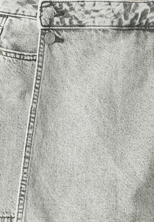 Țesătură de denim gri cu o textură netedă, două butoane frontale și cusături vizibile de-a lungul cusăturii laterale și al buzunarelor.