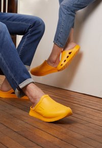 BOSS TITANIUM UNISEX - Mulas - open yellow