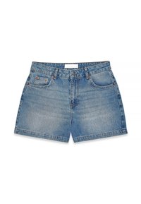 Gaiši zilas denima šorti ar klasisku piecu kabatu dizainu, jostas cilpām un taisnu apakšmalu. Iezīmē vieglu nolietošanu un vara aparatūru.