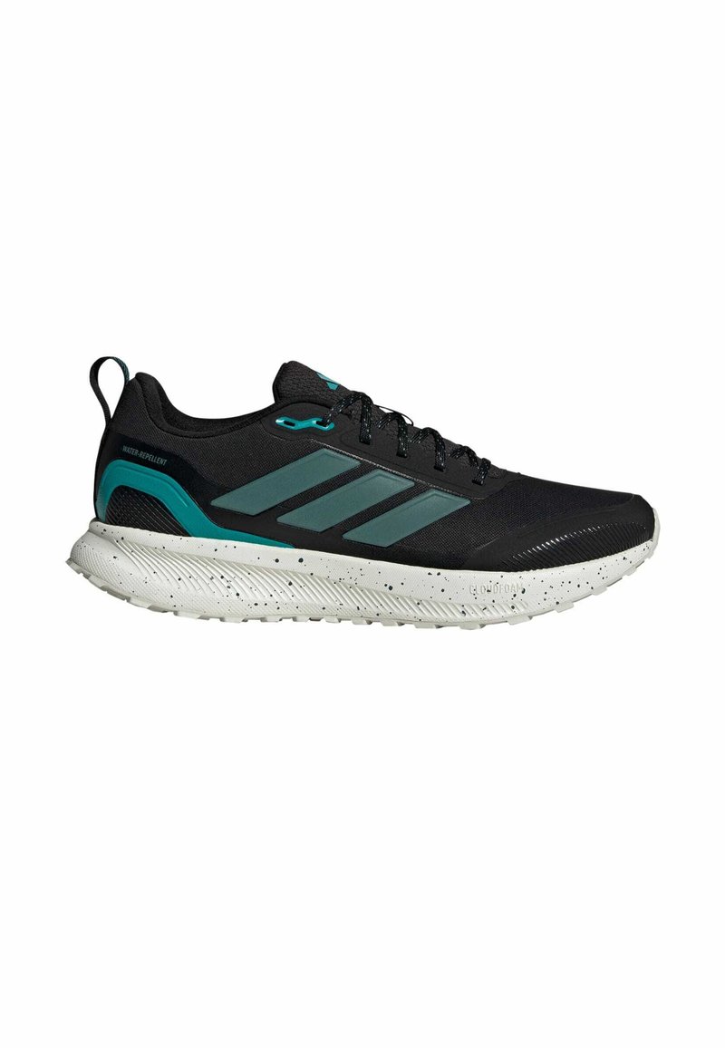 Zapatilla deportiva negra con material repelente al agua, con detalles en color verde azulado, diseño de tres rayas y suela blanca texturizada con motas.