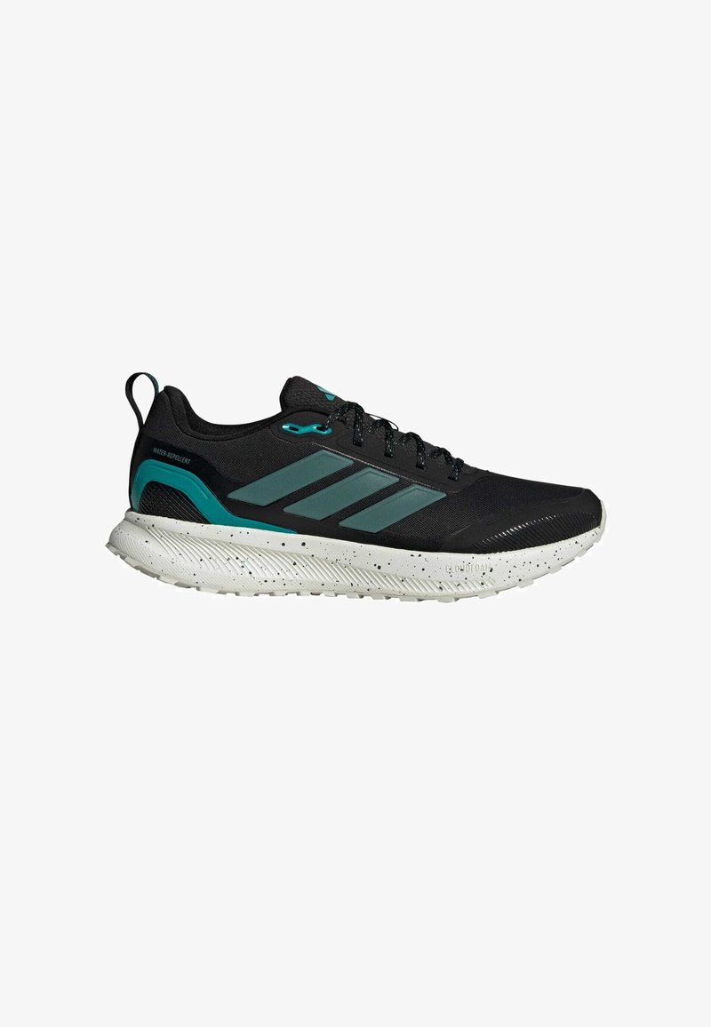 Zapatilla deportiva negra con material repelente al agua, con detalles en color verde azulado, diseño de tres rayas y suela blanca texturizada con motas.