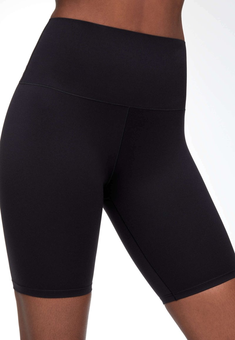 OYSHO FEELING HIGH RISE Shorts black/svart Zalando.se