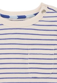 Chemise rayée en écru et violet, dotée d'un col rond, d'une poche poitrine et d'un détail à pression au niveau du col. Texture en coton doux.
