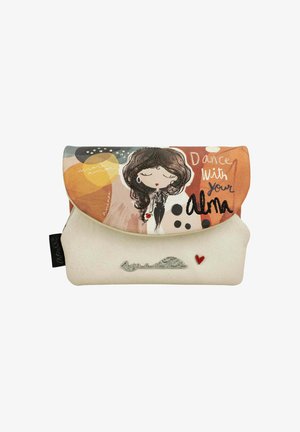 Tasche aus cremefarbenem synthetischem Material mit einem gemusterten Klappverschluss, der bunte Kreise und eine Mädchenillustration zeigt, silberner Hardware und einem roten Herzdetail.