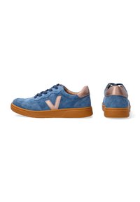 Blaue Wildleder-Sneaker mit einer braunen Gummisohle, runden Schnürsenkeln und einem metallischen Roségold-Akzent an der Ferse und dem seitlichen Logo.