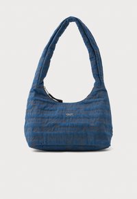 Bolsa de ombro de tecido azul com um design texturizado em matelassé e texto de logótipo em castanho discreto. Apresenta uma alça curva e fecho com zíper.