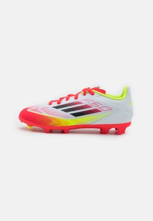 Scarpa da calcio bianca con accenti sfumati in rosso e giallo, dotata di strisce nere e superiore testurizzato con lacci rossi e suola brillante.