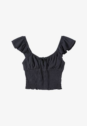 Čierny skrátený top vyrobený z textúrovanej tkaniny s krátkymi riasenými rukávmi a smockovaným telom. Má zhromaždený výstrih a kravatu ako detail.