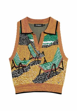 Top tricot fără mâneci cu o scenă de plajă multicoloră, cu scaune verzi de relaxare, fundal galben și accente negre. Design texturat al materialului.