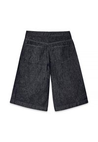 Shorts en denim noir avec une coupe ample, de longueur intermédiaire, dotés de deux poches arrière et de détails de couture subtils. Texture lisse, sans quincaillerie visible.