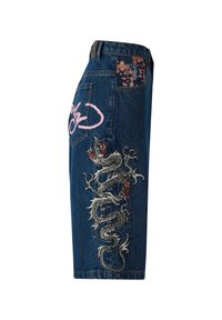 Shorts de denim con un bordado de dragón en el lateral en gris y rojo, logotipo rosa en el bolsillo trasero y un patrón floral en la cintura.
