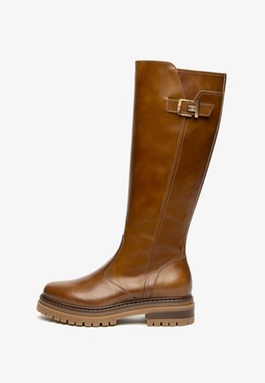 Bottine en cuir marron hauteur genou avec une finition lisse, un accent de boucle sur le côté, une semelle robuste et un léger talon.