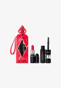 Die rote Verpackung zeigt ein Diamantdesign mit einem Band. Enthält einen roten Lippenstift, schwarze Wimperntusche und einen kompakten Wimperntuschenbehälter.